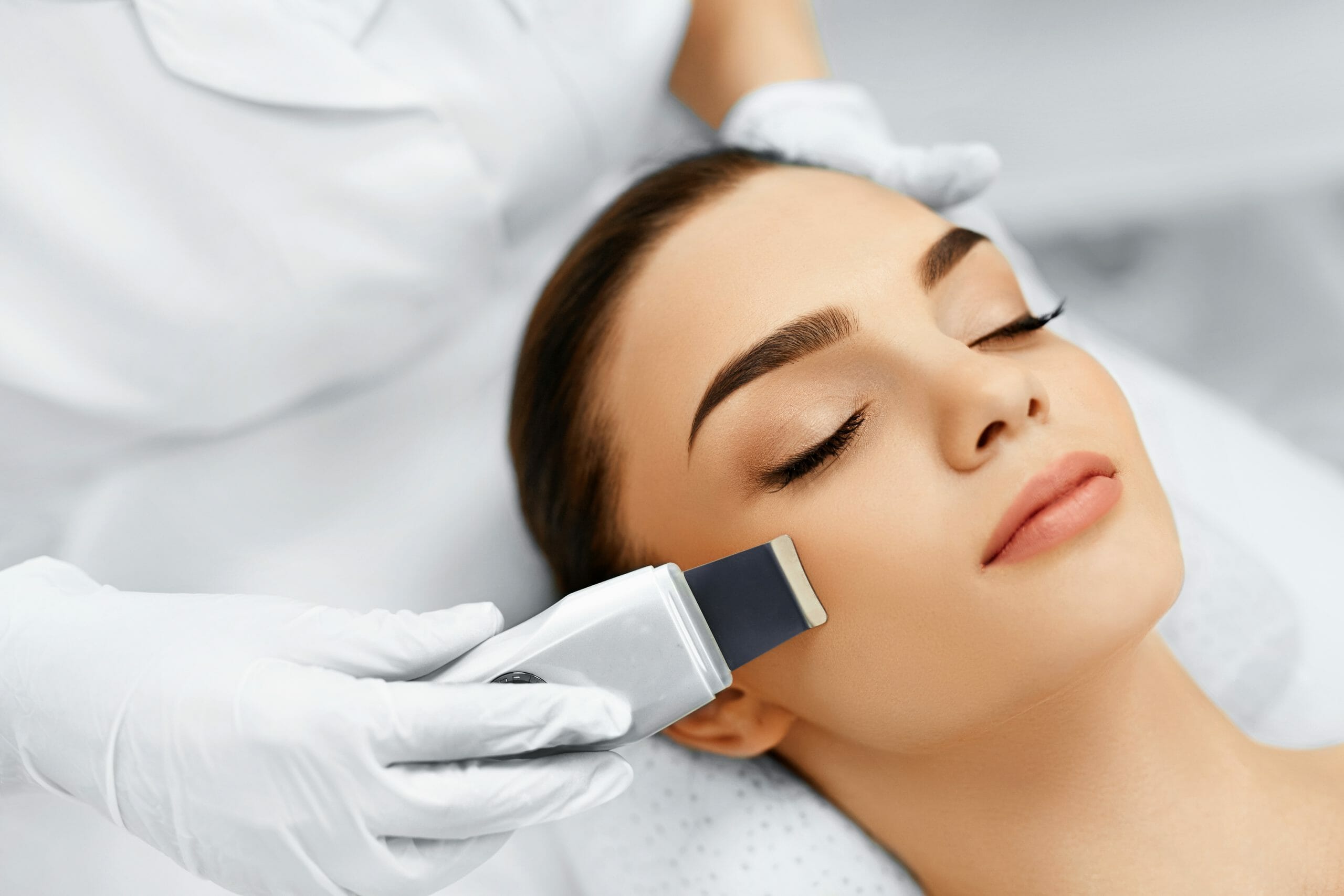 Skin Care. Close-up Of Beautiful Woman Receiving Ultrasound Cavitation Facial Peeling. Ultrasonic Skin Cleansing Procedure. Beauty Treatment. Cosmetology. Beauty Spa Salon. Gesichtsbehandlungen nach Hauttypen