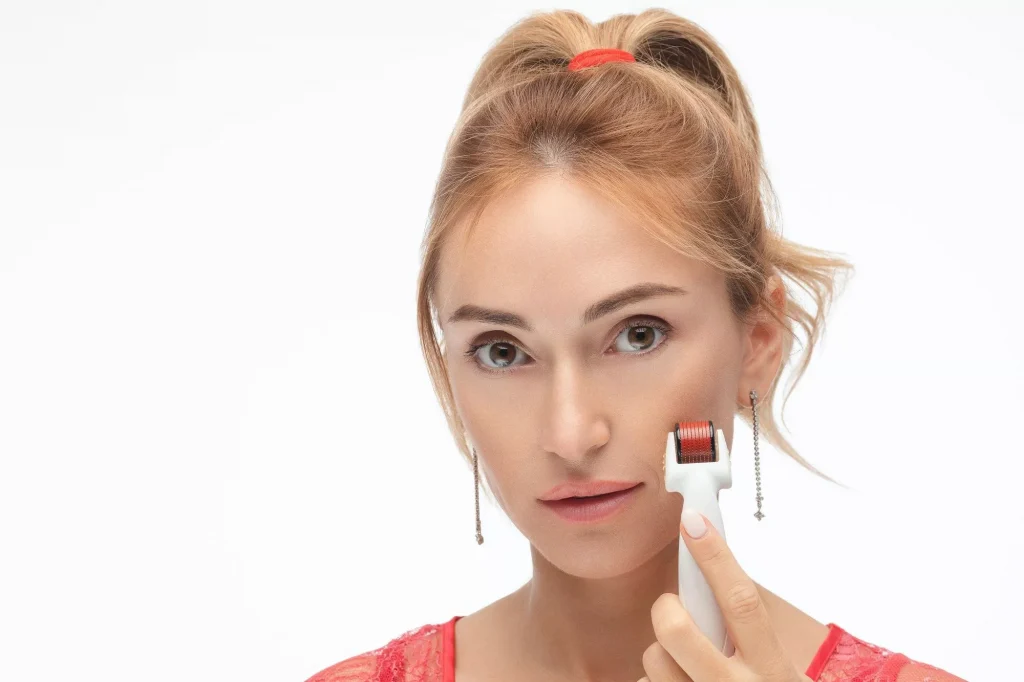 a172126c8e69a6a2d9576001736ec6b9.woman with microneedle mesotherapy roller isolate on white