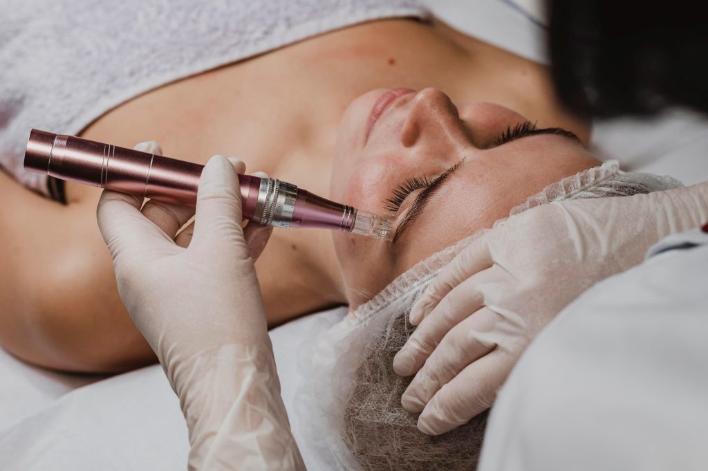 <a href="https://www.freepik.com/free-photo/young-woman-spa-having-skin-treatment_12112275.htm">Image by freepik</a>