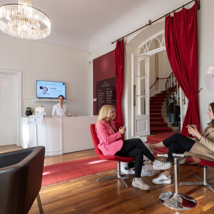 Exklusives Ambiente in der Villa Demel – Ihr stilvolles Beauty Studio in Wien für hochwertige Microneedling Behandlungen.